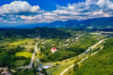 Güzel manzara, dağlar ve bulutlar