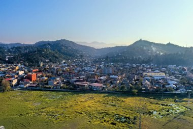 Dağın eteğindeki köy.