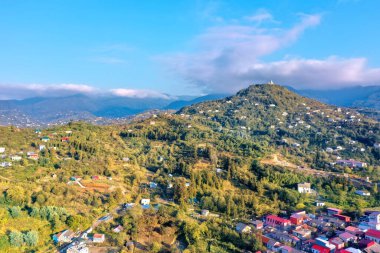 Bir dağ yamacındaki köy, hava manzaralı.