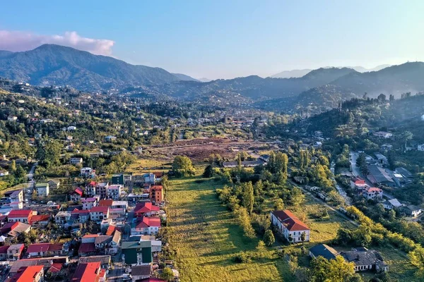 Bir Dağ Yamacındaki Köy Hava Manzaralı — Stok fotoğraf