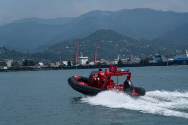 Batumi, Gürcistan - 19 Temmuz 2021: filikadaki cankurtaranlar