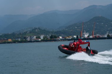 Batumi, Gürcistan - 19 Temmuz 2021: filikadaki cankurtaranlar