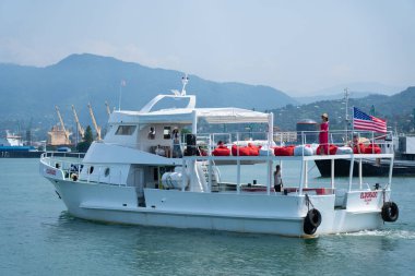 Batumi, Gürcistan - 19 Temmuz 2021: Denizdeki turizm gemisi