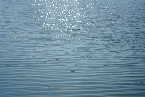 Hintergrund Form Einer Wasseroberfläche Bei Klarem Sonnigem Wetter — Stockfoto