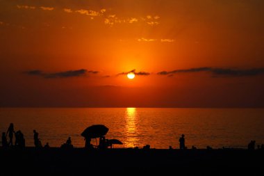 Güzel turuncu gün batımı Denizde