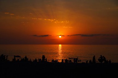 Güzel turuncu gün batımı Denizde