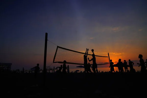 Personnes Jouant Volley Ball Sur Plage Pendant Coucher Soleil — Photo