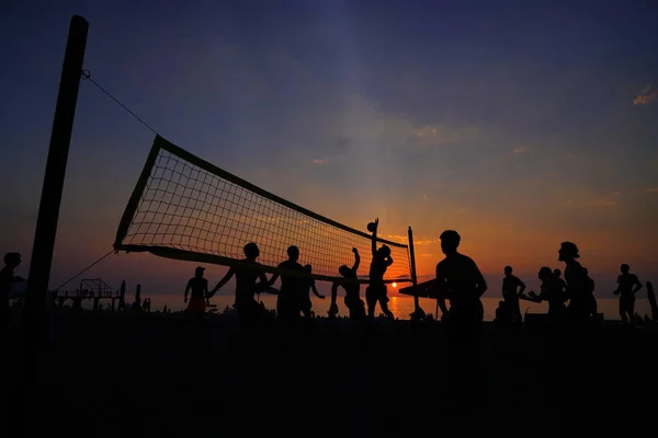 People Playing Volleyball Beach Sunset — Stock Photo, Image