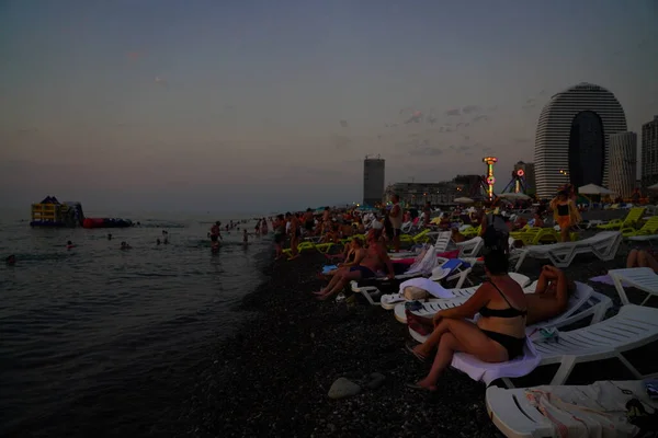 Batumi Georgien Juli 2021 Menschen Abend Strand — Stockfoto