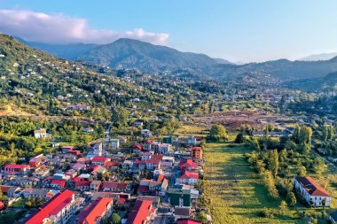 Bir dağ yamacındaki köy, hava manzaralı.