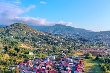 Bir dağ yamacındaki köy, hava manzaralı.
