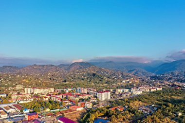Bir dağ yamacındaki köy, hava manzaralı.