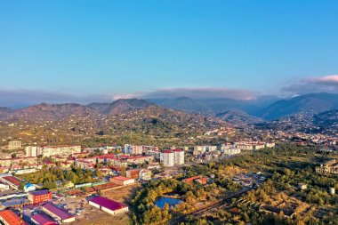 Bir dağ yamacındaki köy, hava manzaralı.