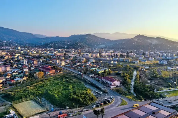 Batumi, Gürcistan - 1 Mayıs 2021: İHA ile kıyı köyünün görüntüsü
