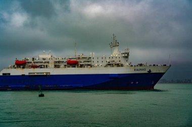 Batumi, Gürcistan - 4 Mayıs 2021 Kaunas gemisi limana girdi