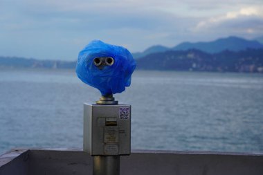 Rıhtımda gözlem dürbünleri