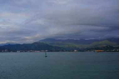 Dağların ve denizin güzel manzarası