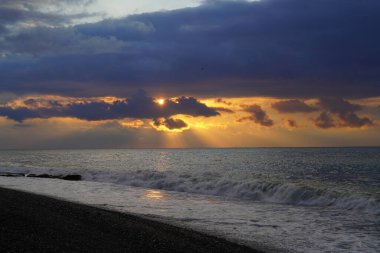 Gün batımında denizde dalgalar