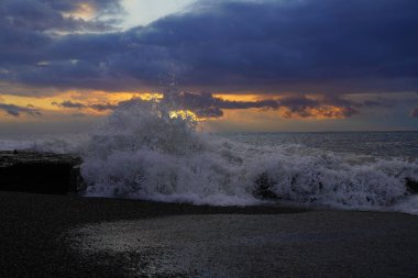 Gün batımında denizde dalgalar