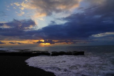 Gün batımında denizde dalgalar