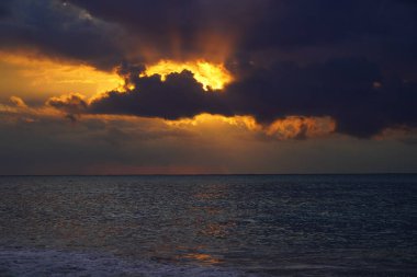 Gün batımında denizde dalgalar