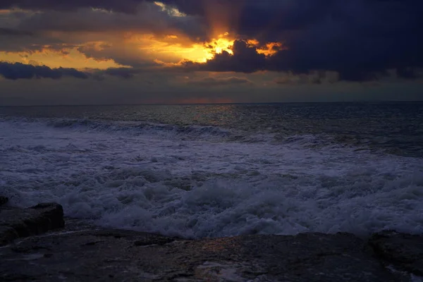 Κύματα Στη Θάλασσα Κατά Ηλιοβασίλεμα — Φωτογραφία Αρχείου