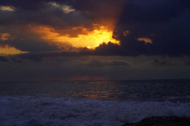 Gün batımında denizde dalgalar