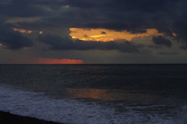 Gün batımında denizde dalgalar