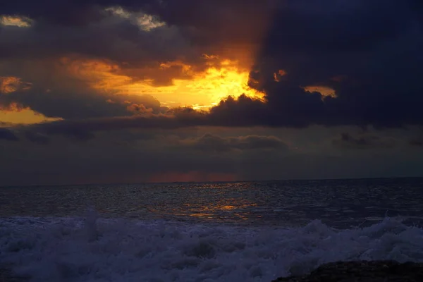 Gün Batımında Denizde Dalgalar — Stok fotoğraf