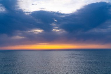 Batumi, Gürcistan - 28 Nisan 2021: Karadeniz 'de Gün Batımı