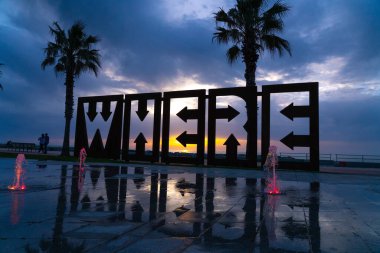 Batum, Gürcistan - 28 Nisan 2021: Günbatımında sanat eseri