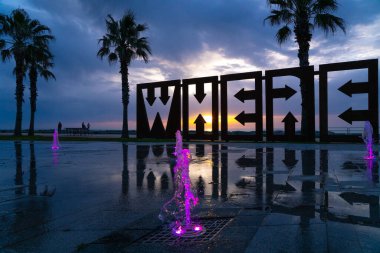 Batum, Gürcistan - 28 Nisan 2021: Günbatımında sanat eseri