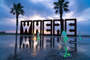 Batum, Gürcistan - 28 Nisan 2021: Günbatımında sanat eseri