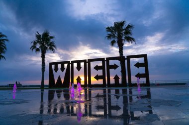 Batum, Gürcistan - 28 Nisan 2021: Günbatımında sanat eseri