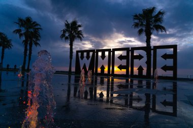 Batum, Gürcistan - 28 Nisan 2021: Günbatımında sanat eseri