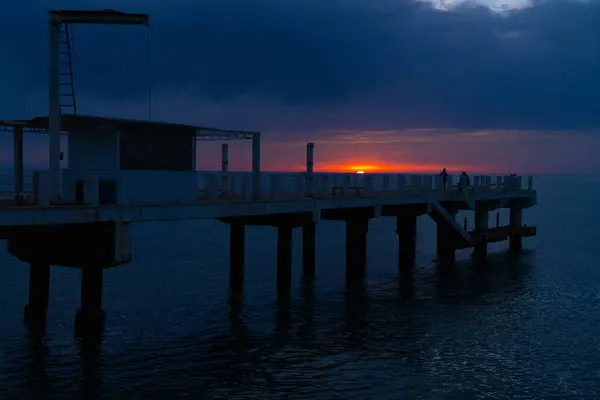 4月の黒海のオレンジ色の夕日 — ストック写真