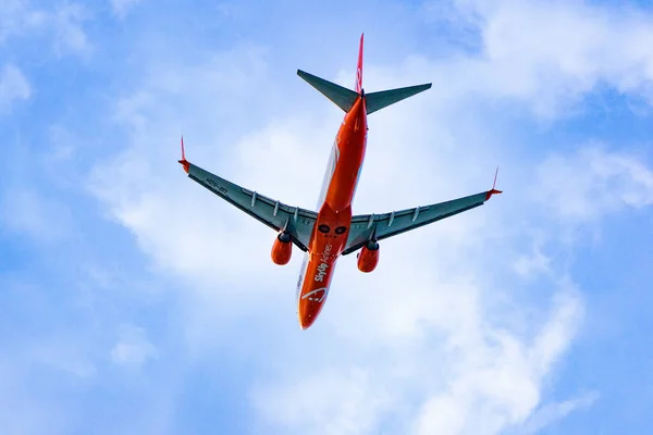바투미 조지아 2021 하늘을 배경으로 스카이 비행기 — 스톡 사진