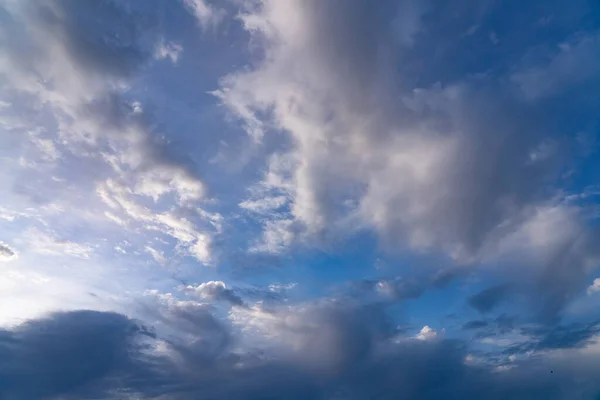 ジョージア州バトゥミ2021年4月28日日没時の雲 — ストック写真