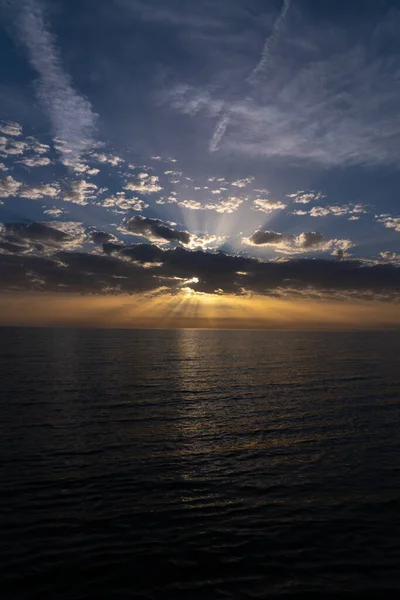 Великолепный Закат Море Солнечные Лучи — стоковое фото