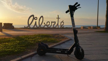 Batumi, Gürcistan - 12 Mayıs 2021: Günbatımında sanat eseri