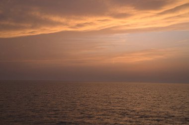 Nisan 'da Soçi şehrinde güzel turuncu gün batımı