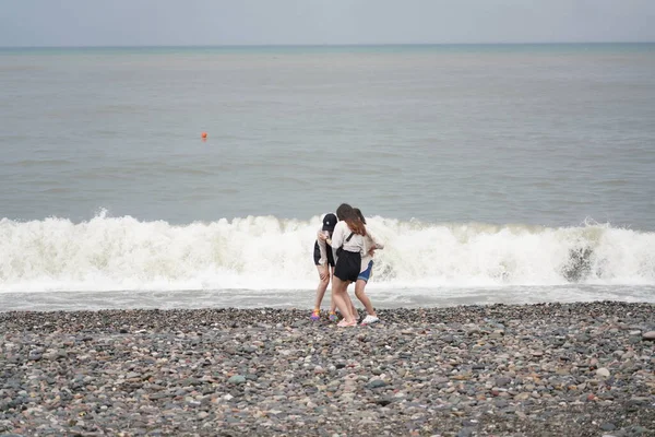 Batumi Georgia Luglio 2021 Ragazze Allegre Sulla Spiaggia Del Mare — Foto Stock