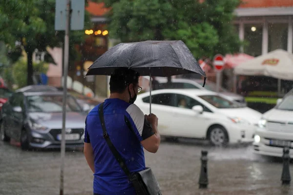 Batumi Gürcistan Temmuz 2021 Nsanlar Yağmurda Sokakta Yürüyor — Stok fotoğraf