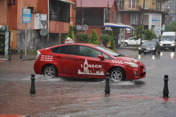 Batumi Georgië Juli 2021 Auto Rijden Door Straat Regen — Stockfoto