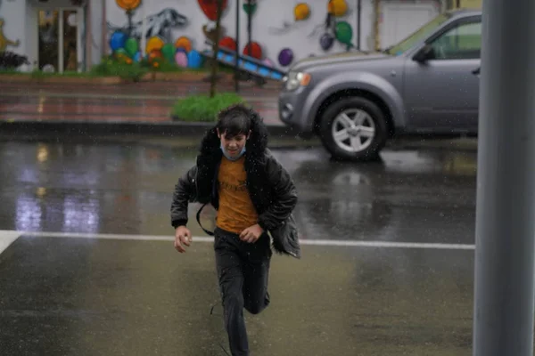 Batumi Georgien Juli 2021 Menschen Gehen Regen Die Straße Entlang — Stockfoto