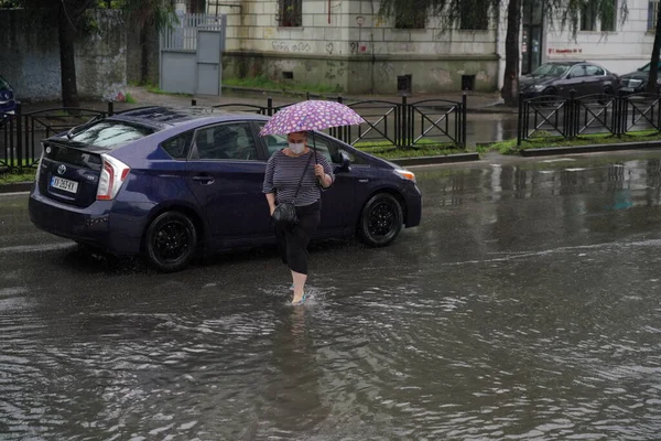 Batumi Gürcistan Temmuz 2021 Nsanlar Yağmurda Sokakta Yürüyor — Stok fotoğraf