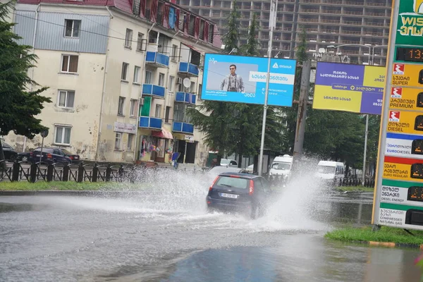 Batumi Georgië Juli 2021 Auto Rijden Door Straat Regen — Stockfoto