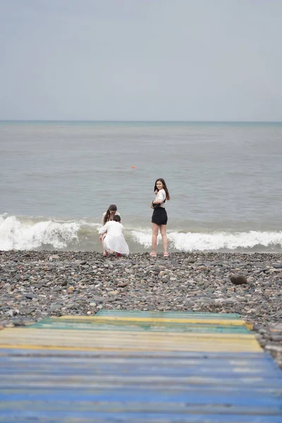 Batumi Georgia Luglio 2021 Ragazze Allegre Sulla Spiaggia Del Mare — Foto Stock