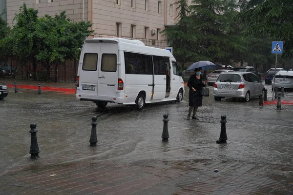 Batumi Georgië Juli 2021 Mensen Lopen Regen — Stockfoto