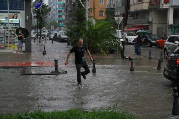 Batumi Gruzja Lipca 2021 Ludzie Chodzą Deszczu — Zdjęcie stockowe